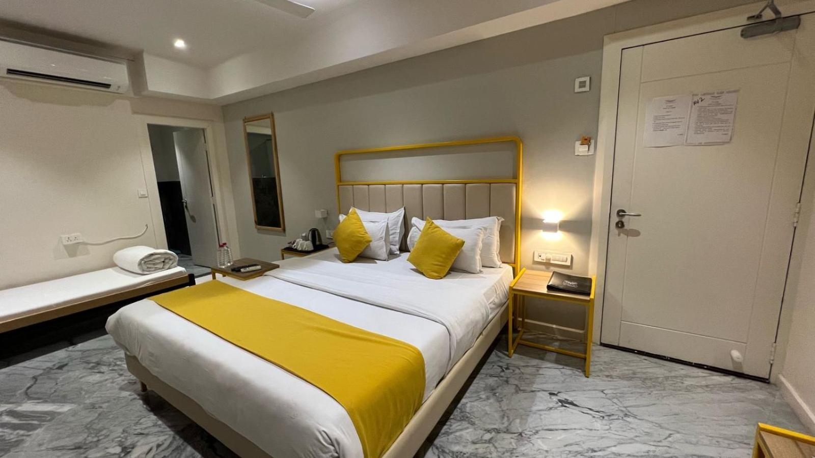 Phoenix - Unmatched Comfort Udaipur Kültér fotó